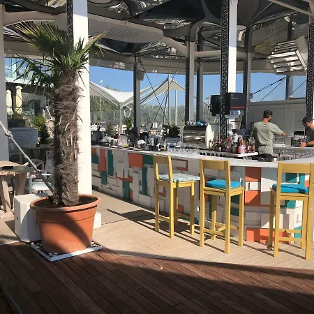 White Tower 711 Mamaia